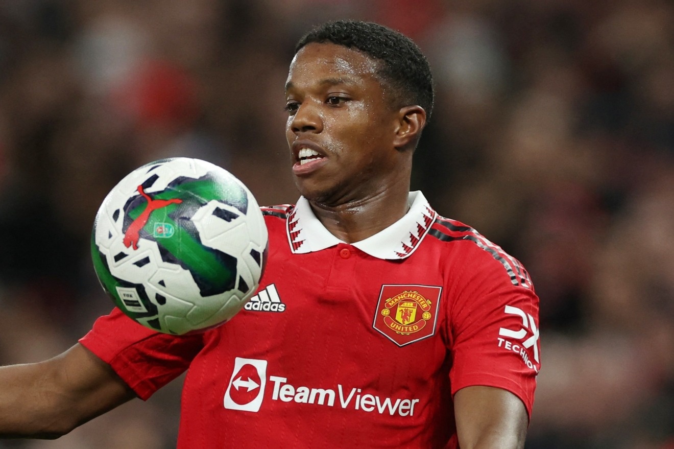 Hau ve MU bi chi trich vi da phat goc len khan dai hinh anh