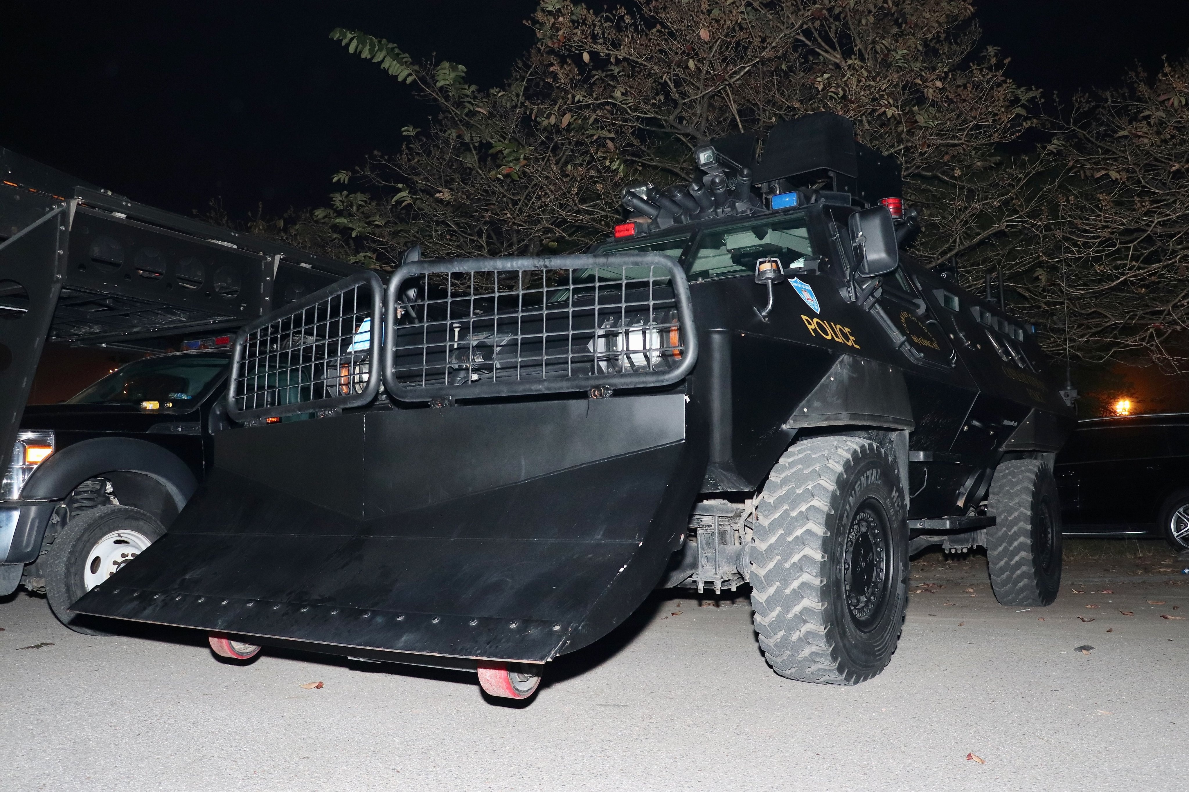 Canh sat dung xe boc thep bao ve an ninh tran Viet Nam - Thai Lan hinh anh