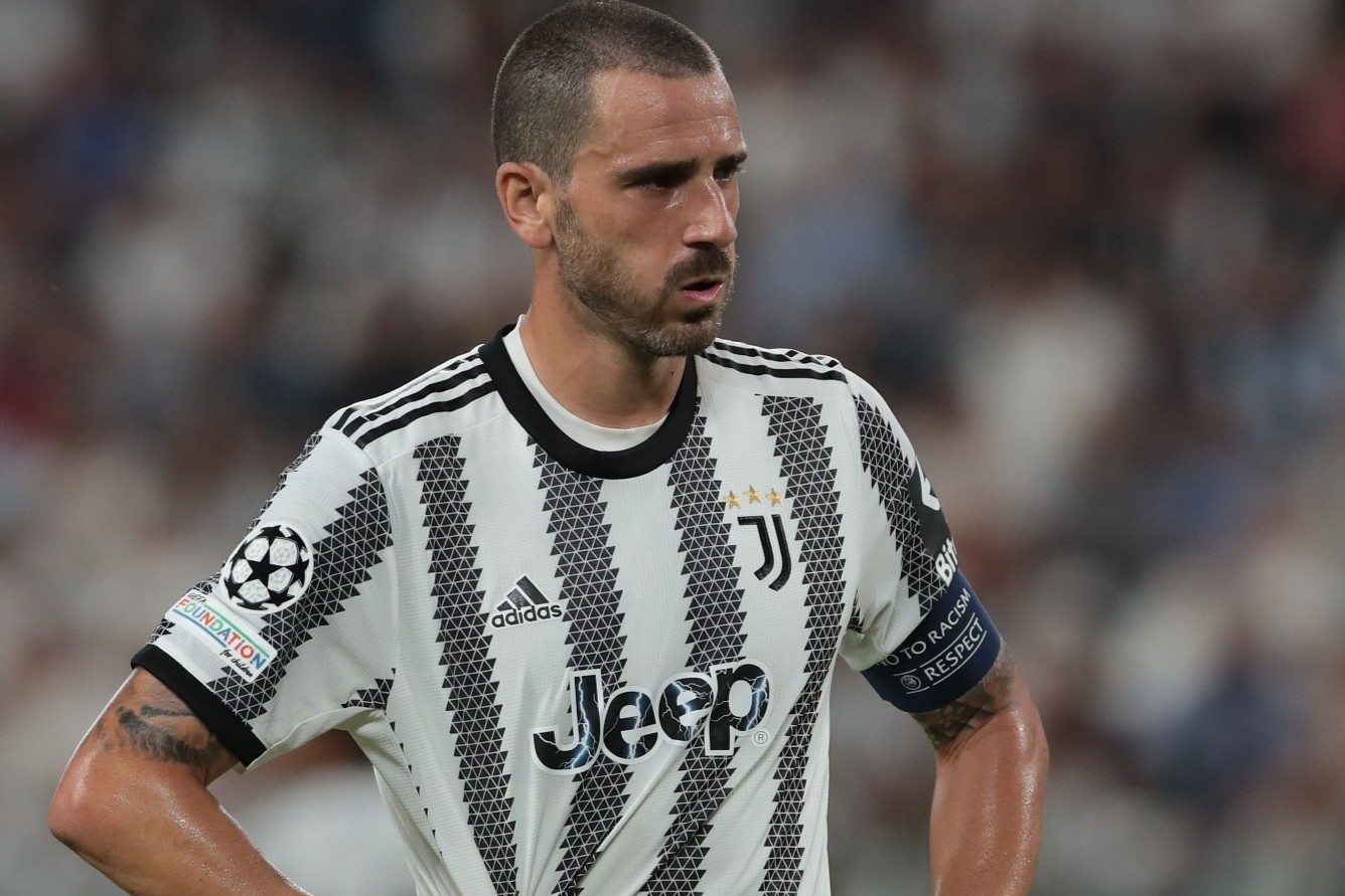 Phan ung cua cau thu Juventus khi doi bi tru 15 diem hinh anh