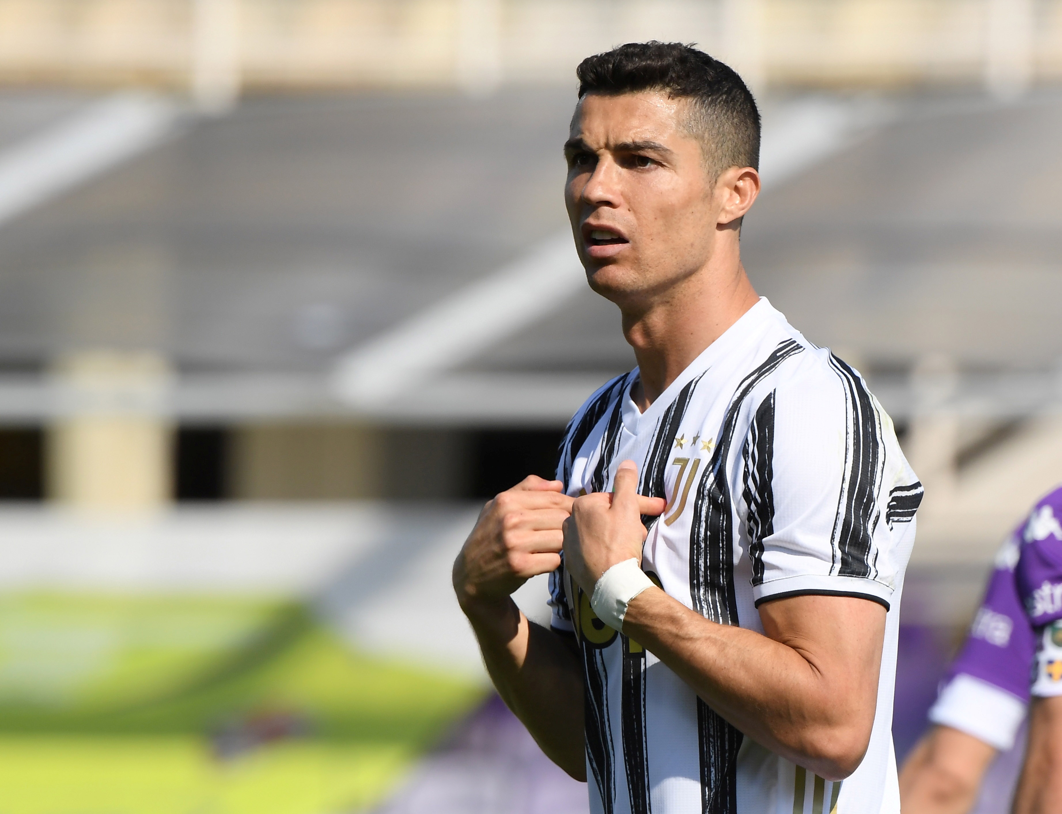 Ronaldo co the kien Juventus hinh anh