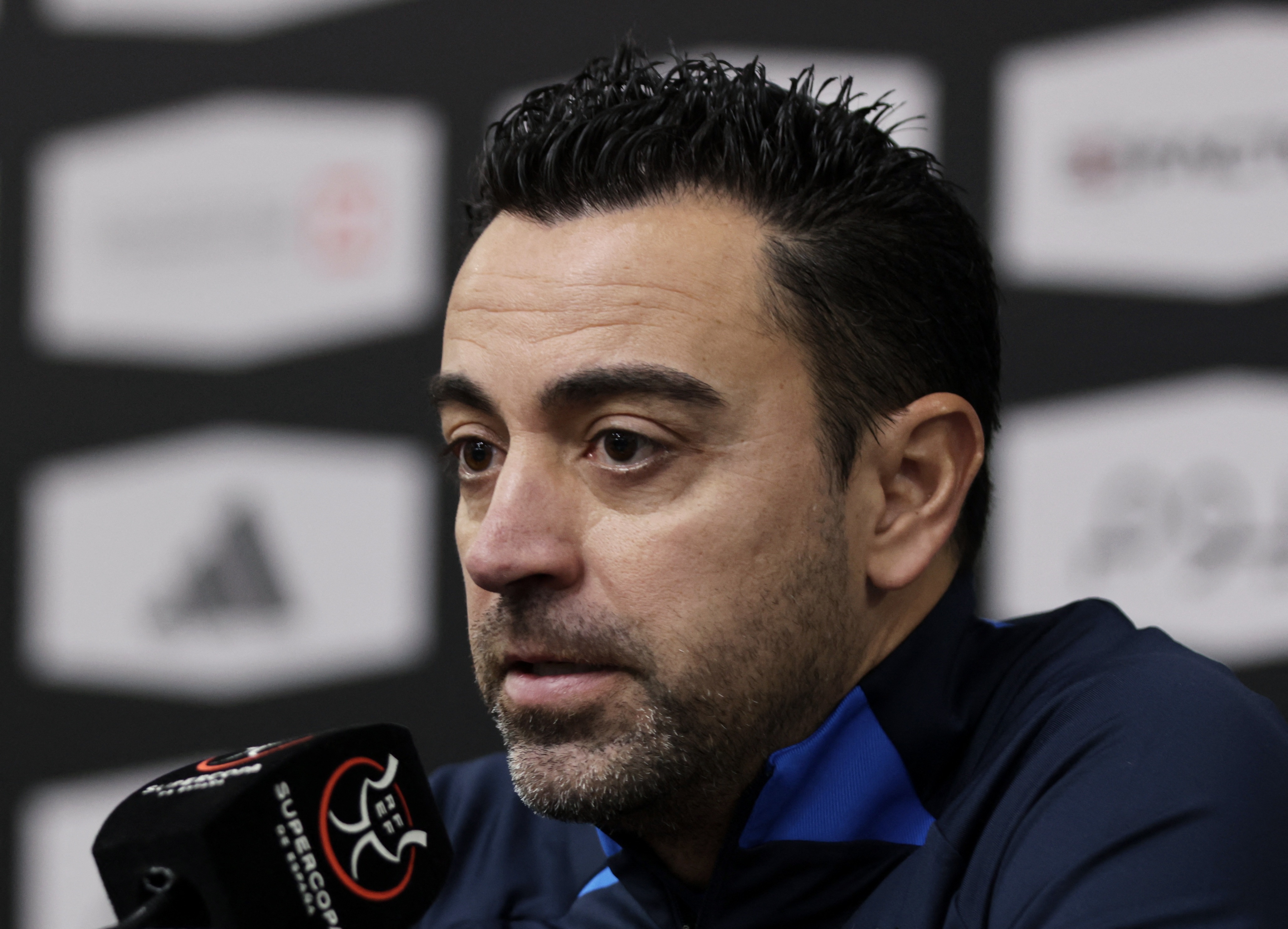 HLV Xavi: 'Barca khong may khi gap MU' hinh anh