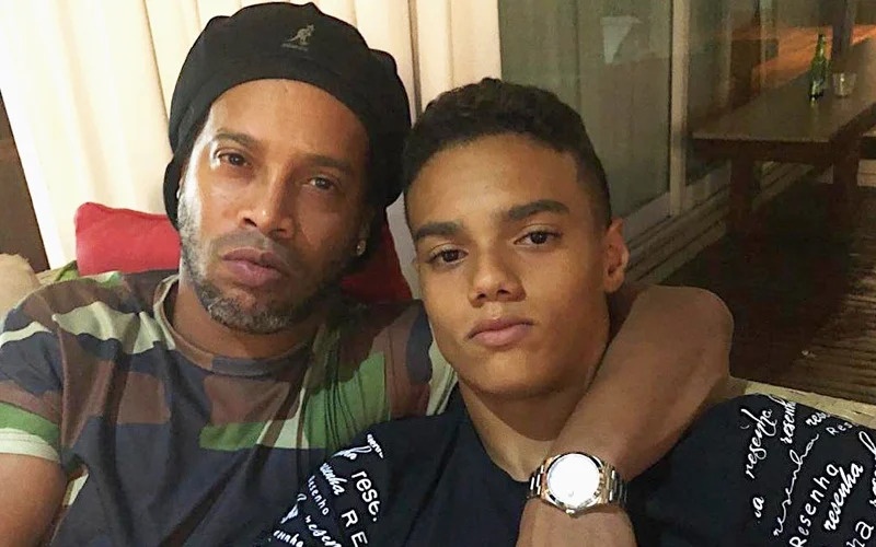 Con trai Ronaldinho ky hop dong voi Barca hinh anh