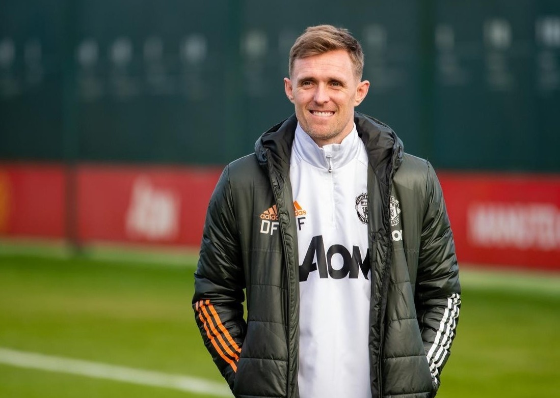 Giai ma doi ngu 8 phan tich vien cua MU tai Camp Nou hinh anh