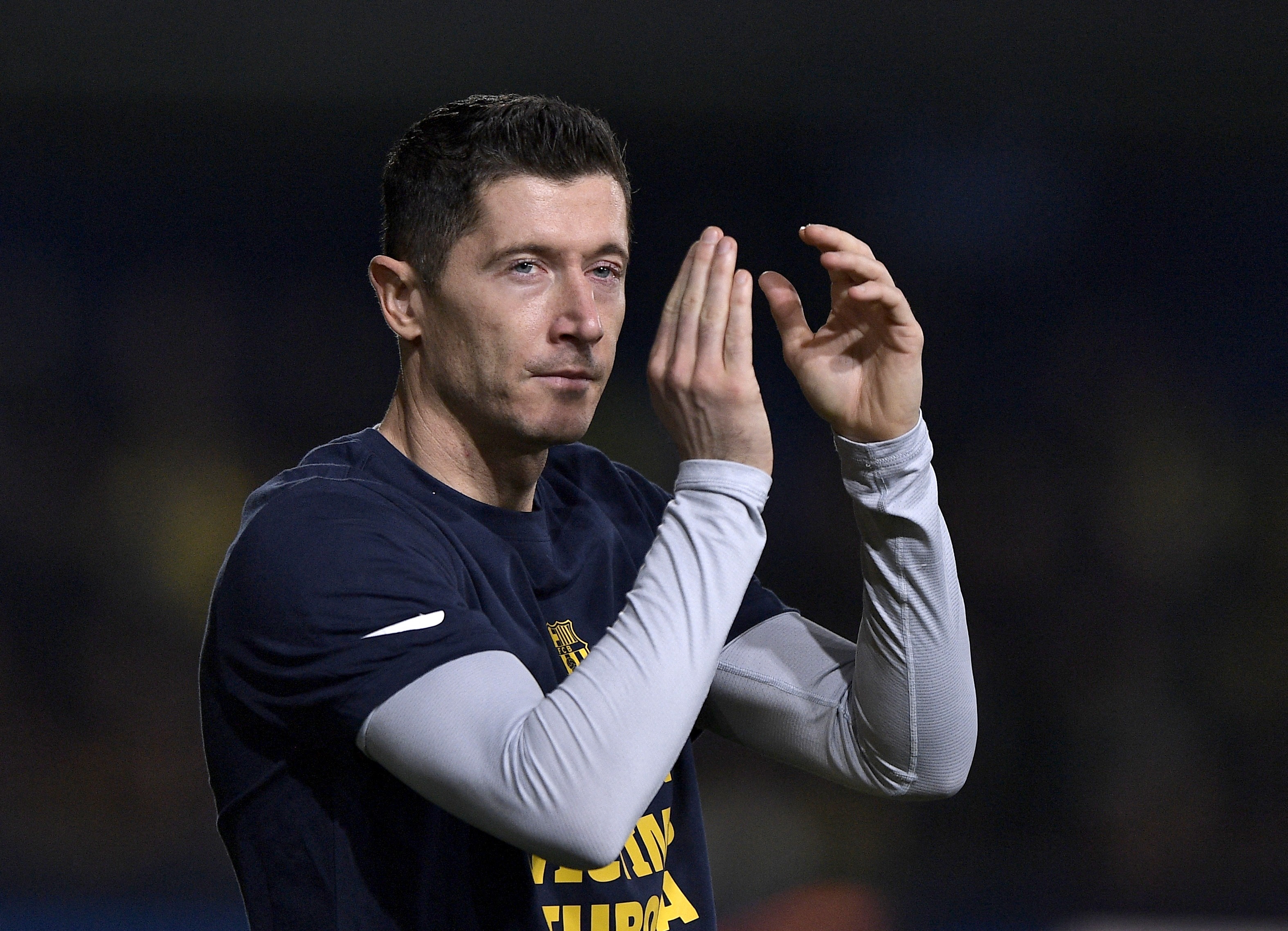 Barca mat Lewandowski o tran El Clasico hinh anh