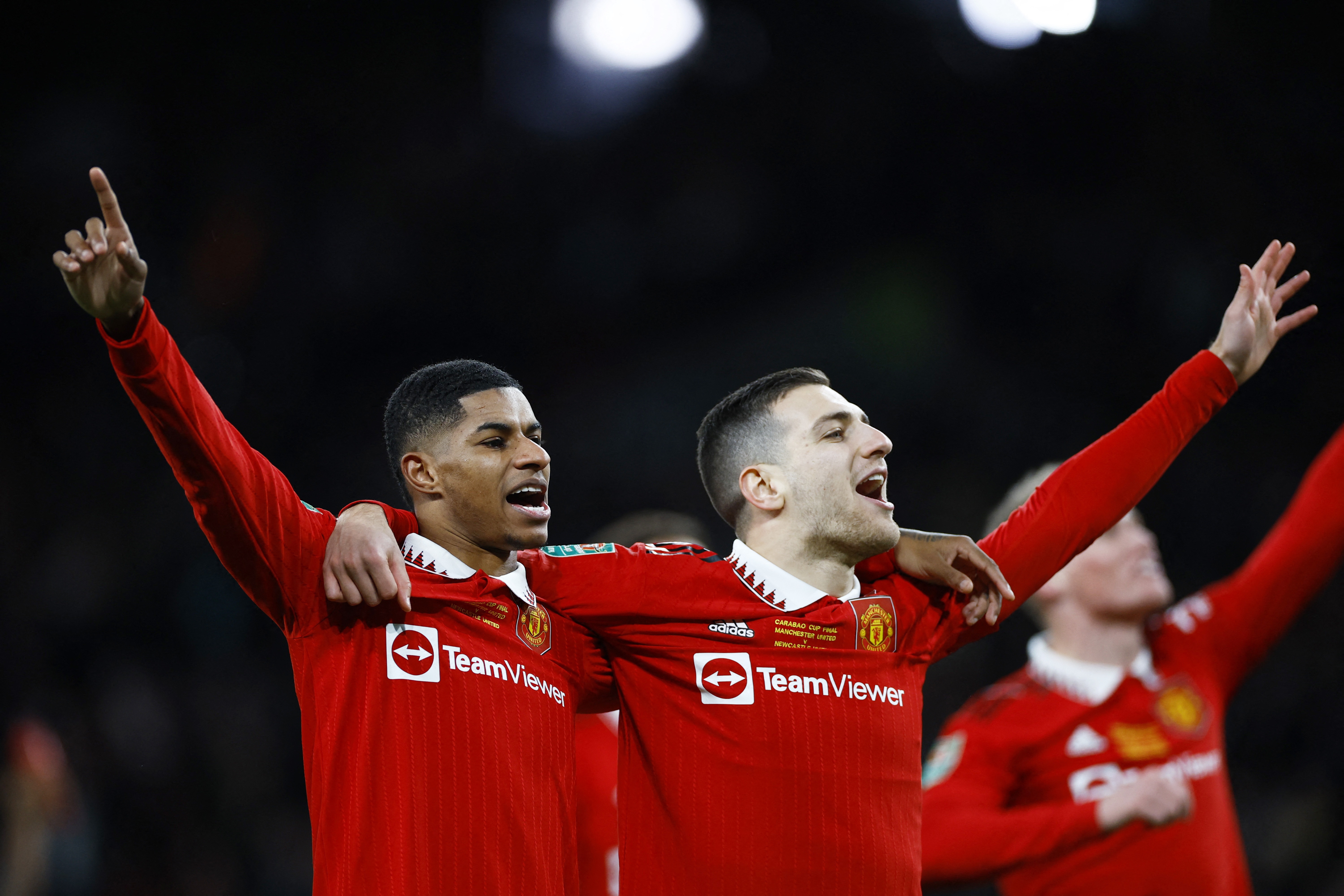 Hau ve West Ham thach thuc MU hinh anh