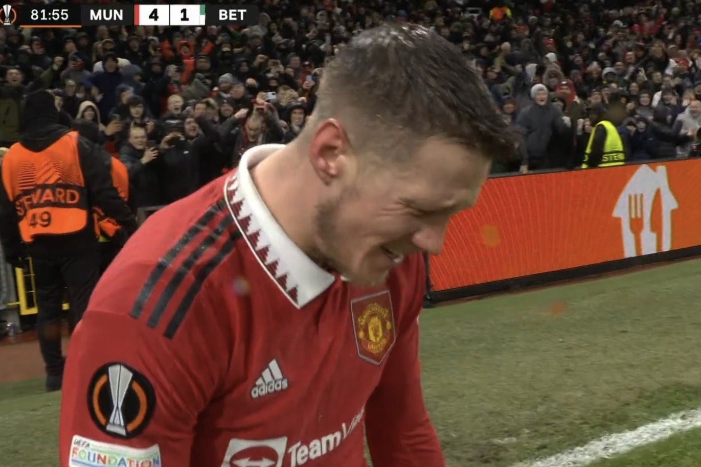 Weghorst an mung xuc dong khi ghi ban cho MU hinh anh