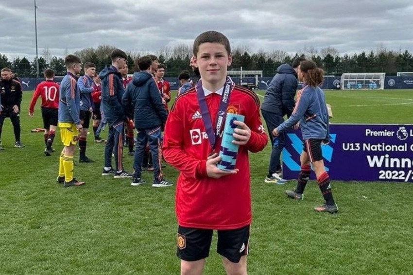 Con trai Rooney giup MU vo dich giai tre hinh anh