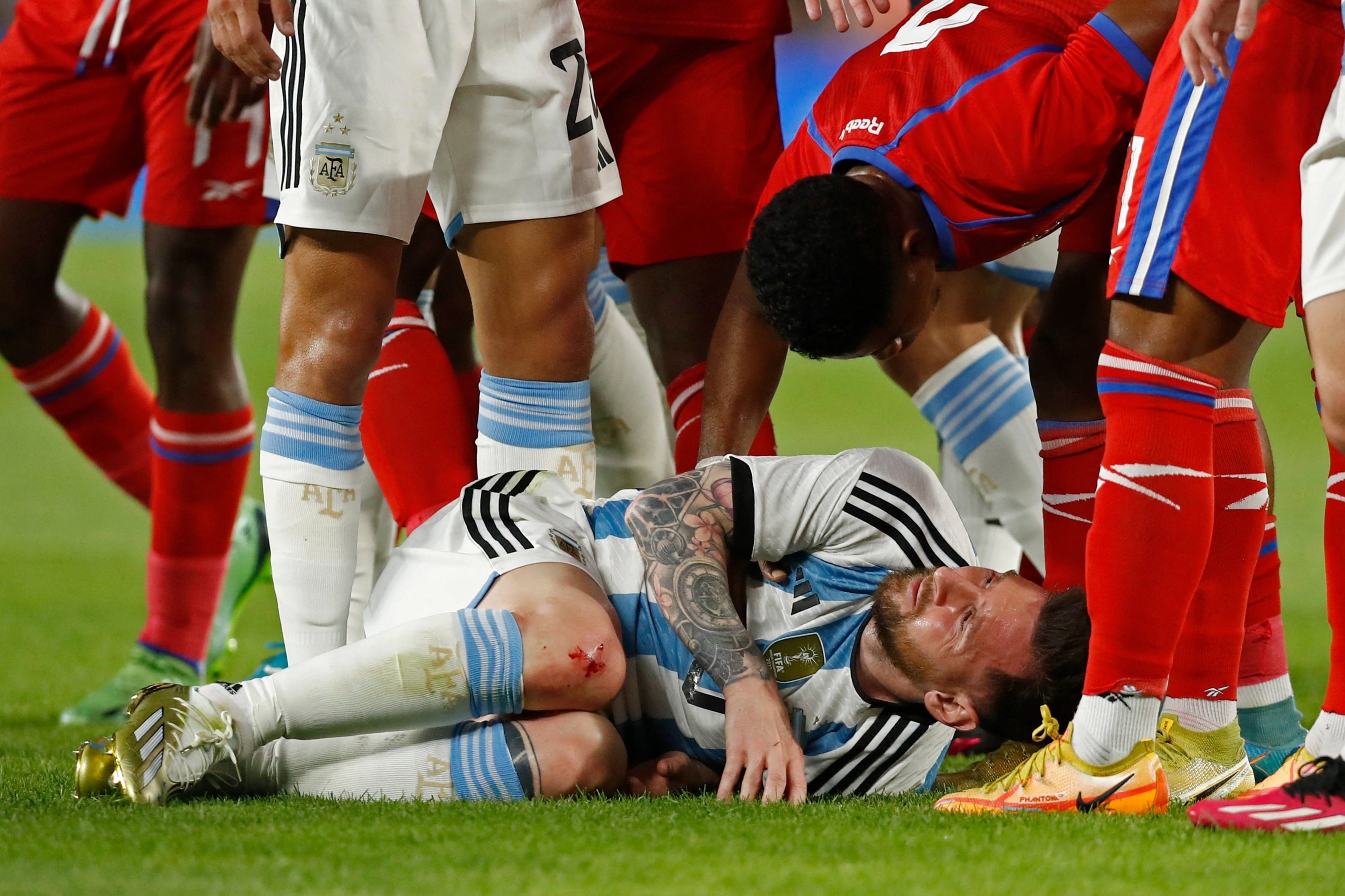 Messi bi cau thu Panama vao bong ac y hinh anh