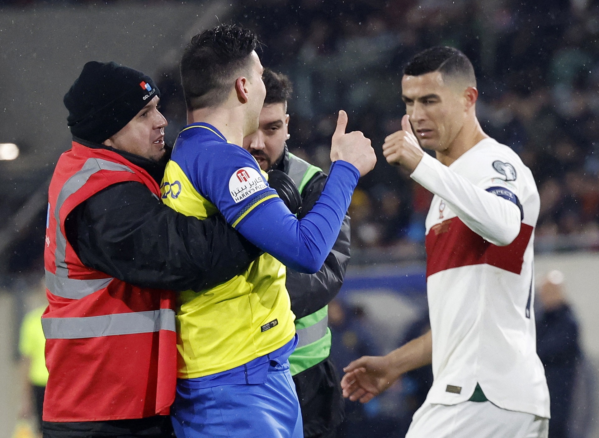 Fan cuong bi dua khoi san khi co tiep can Ronaldo hinh anh