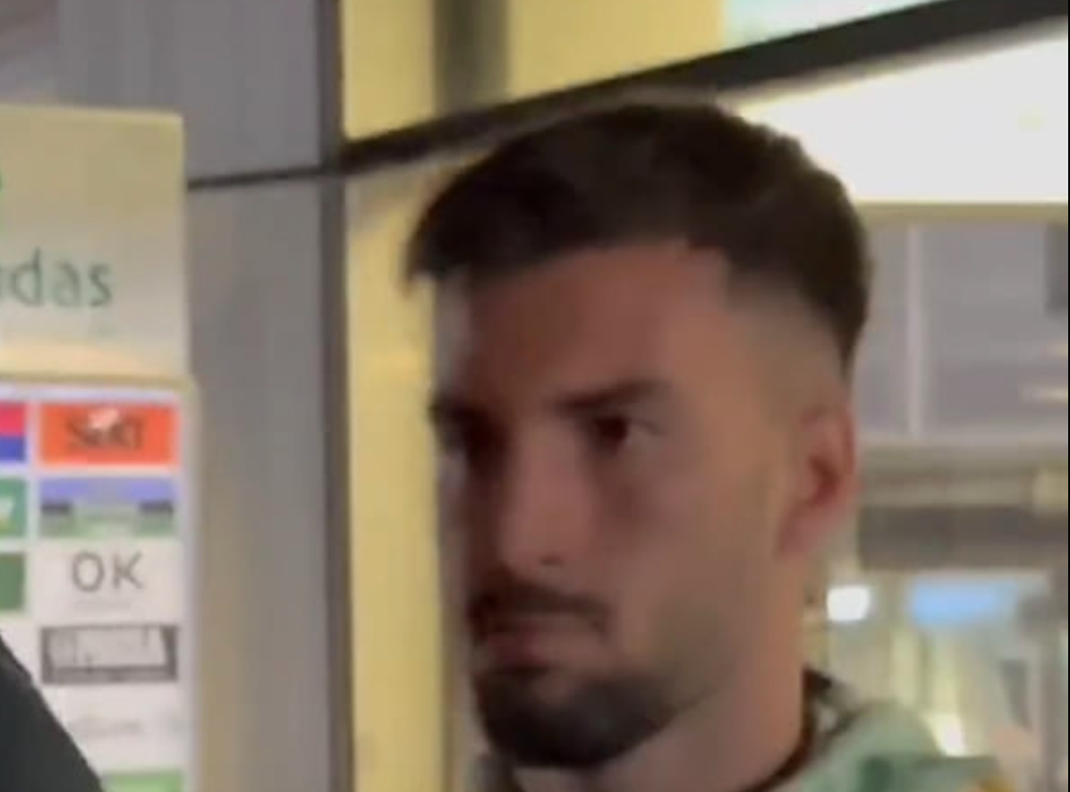 Mat cua cau thu Villarreal sau khi bi Valverde dam hinh anh