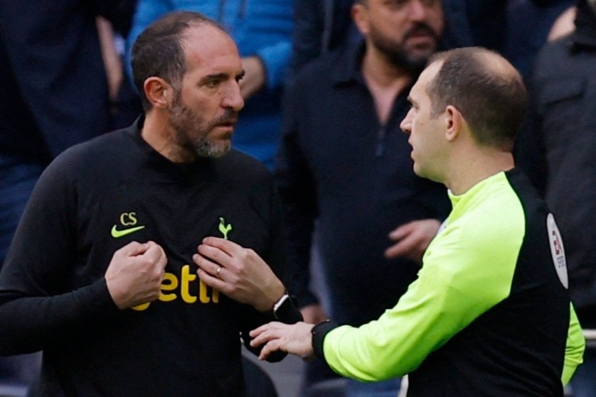 Phan ung cua HLV Tottenham khi bi duoi hinh anh