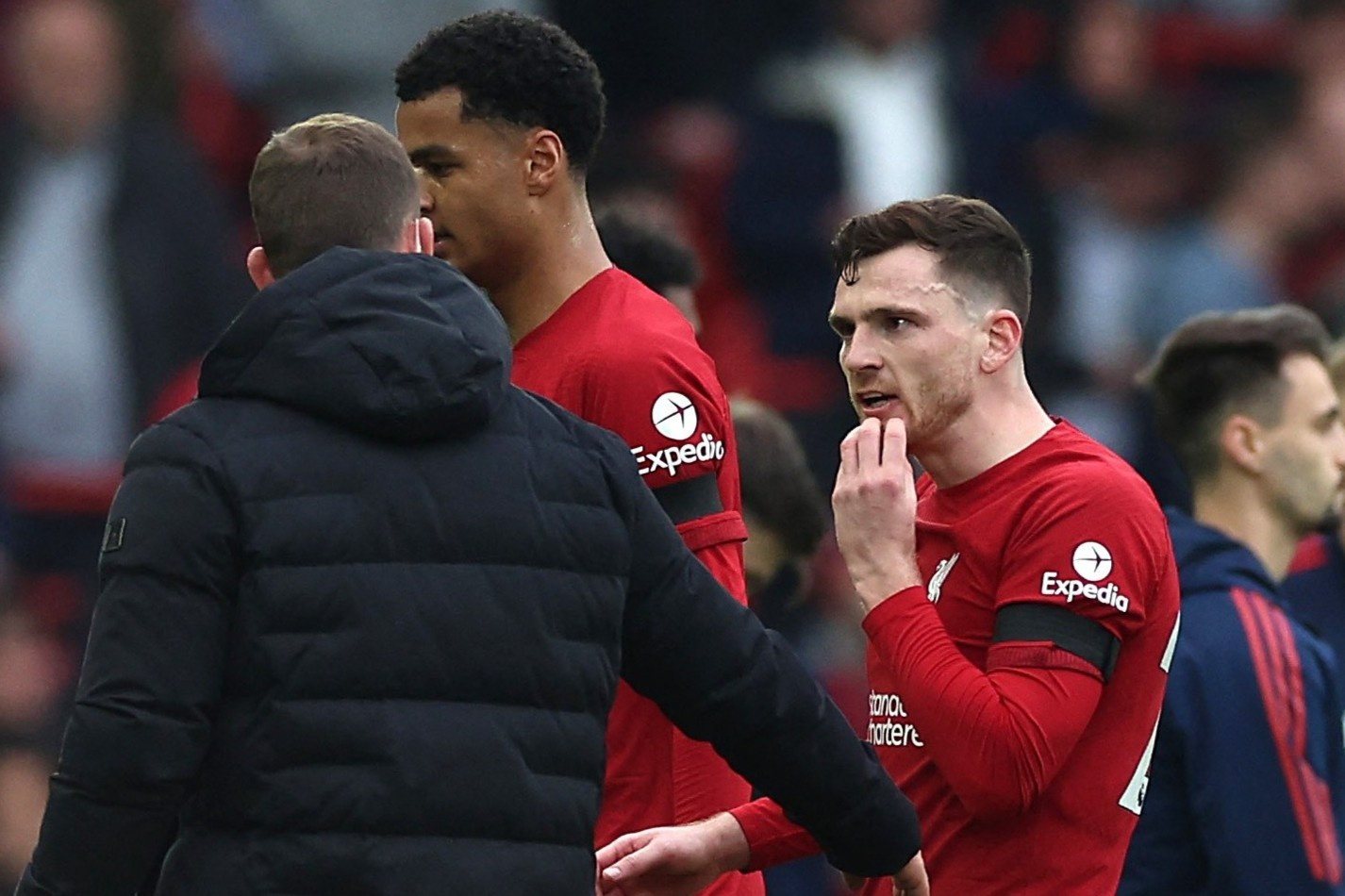 Roy Keane chi trich Robertson la dua tre to xac hinh anh