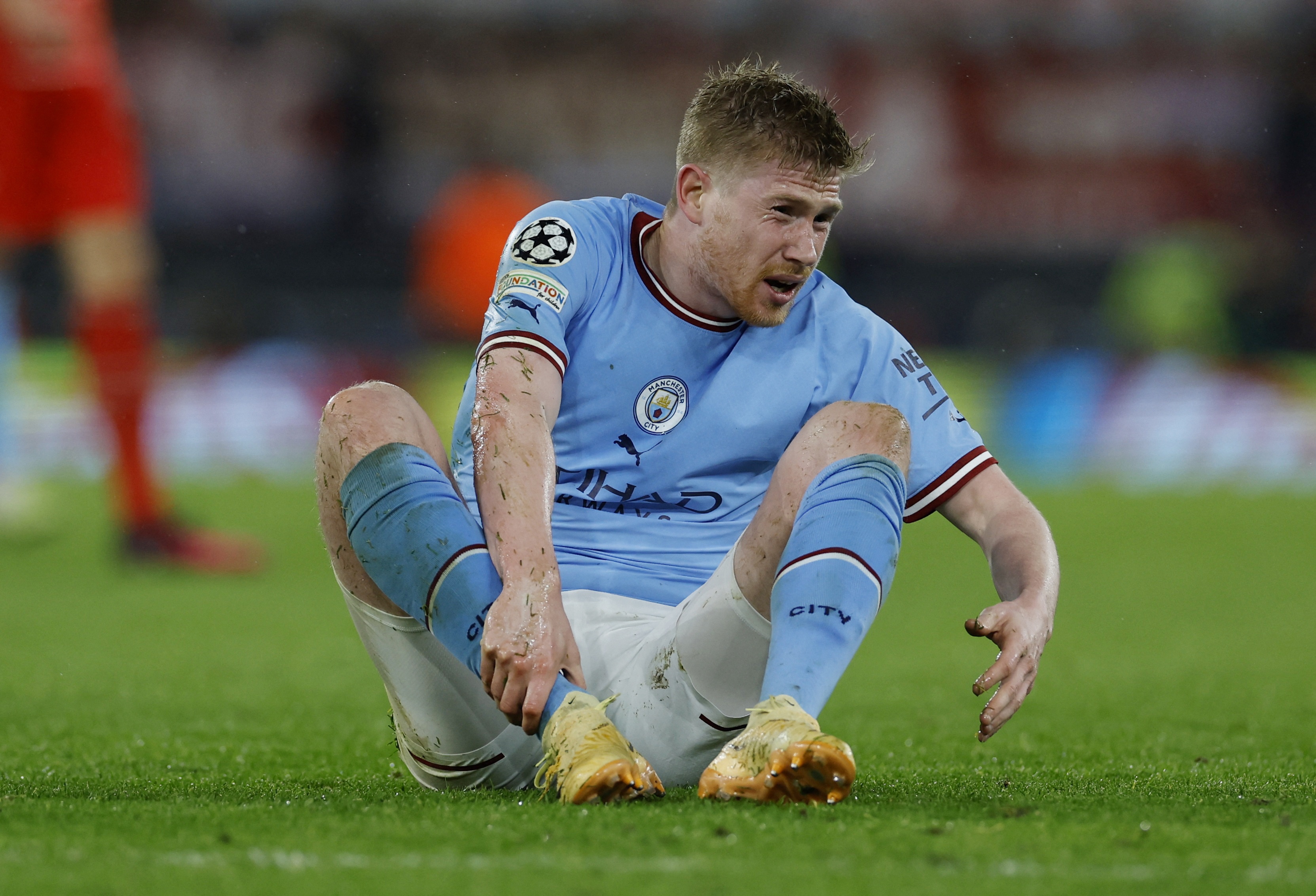 Man City tra gia dat sau tran thang Bayern hinh anh