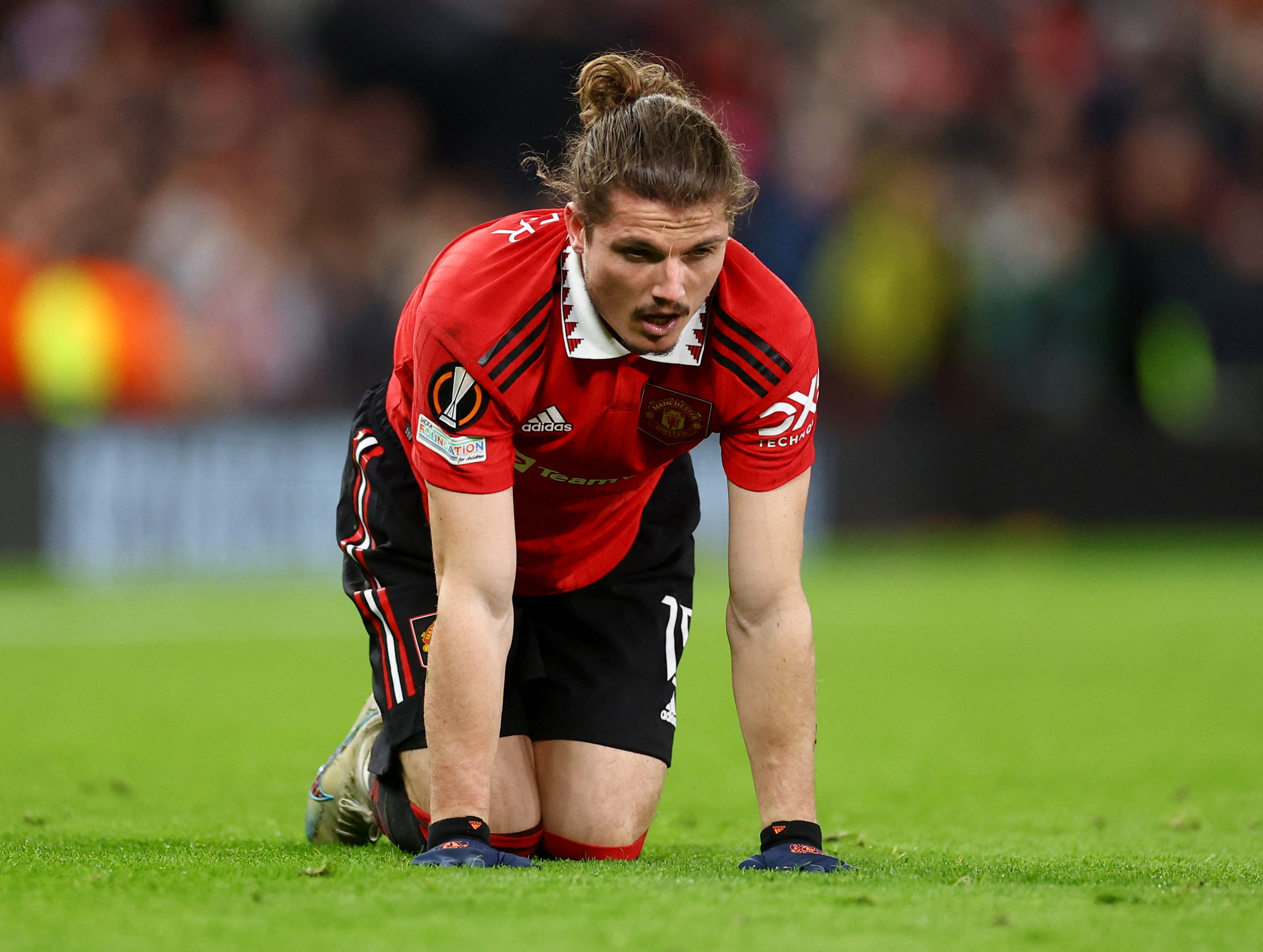 Sabitzer chan thuong trong luc khoi dong hinh anh