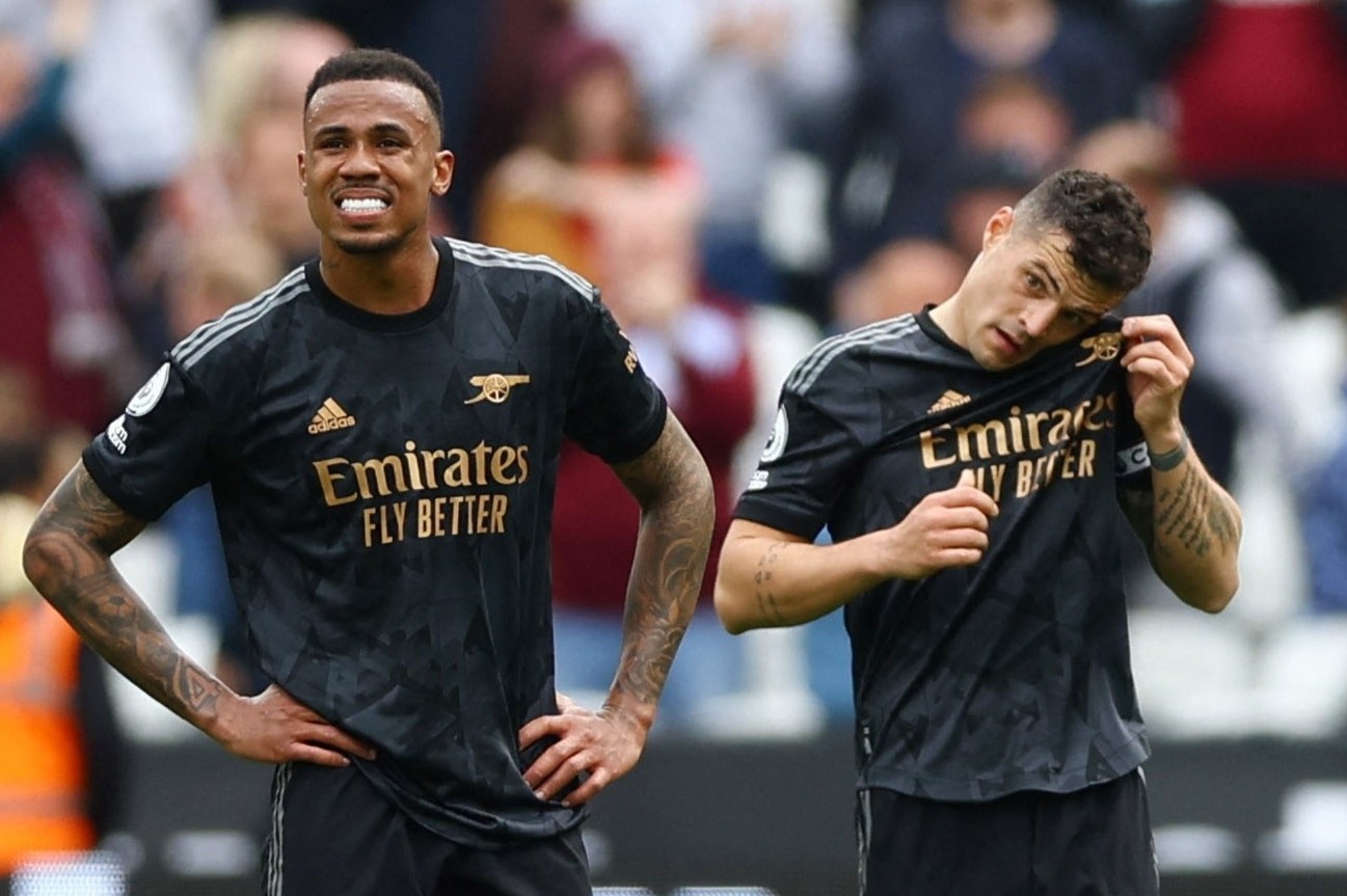 Arsenal dang nuoi mong vo dich bang su tu man hinh anh