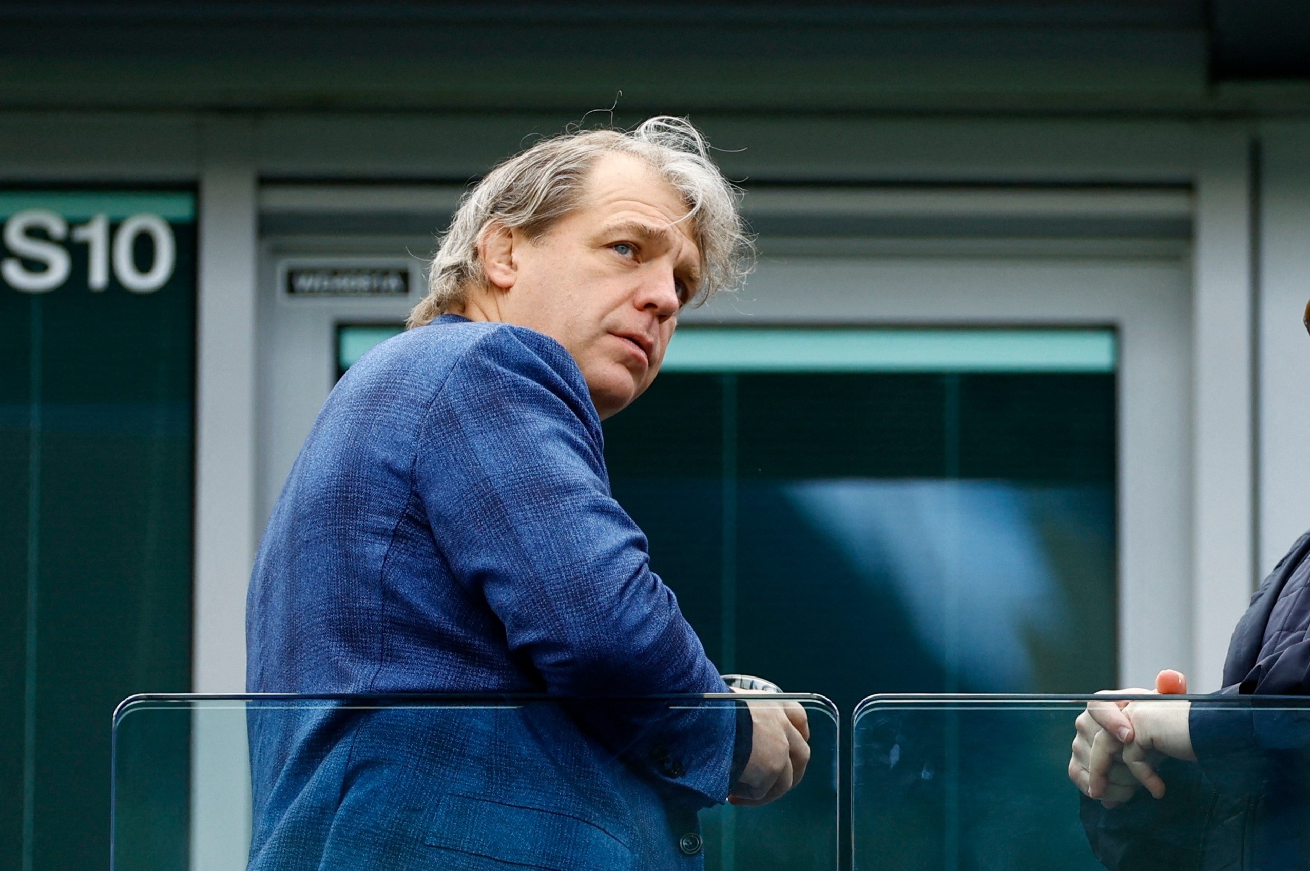 Phan ung cua cau thu Chelsea khi chu My vao phong thay do hinh anh