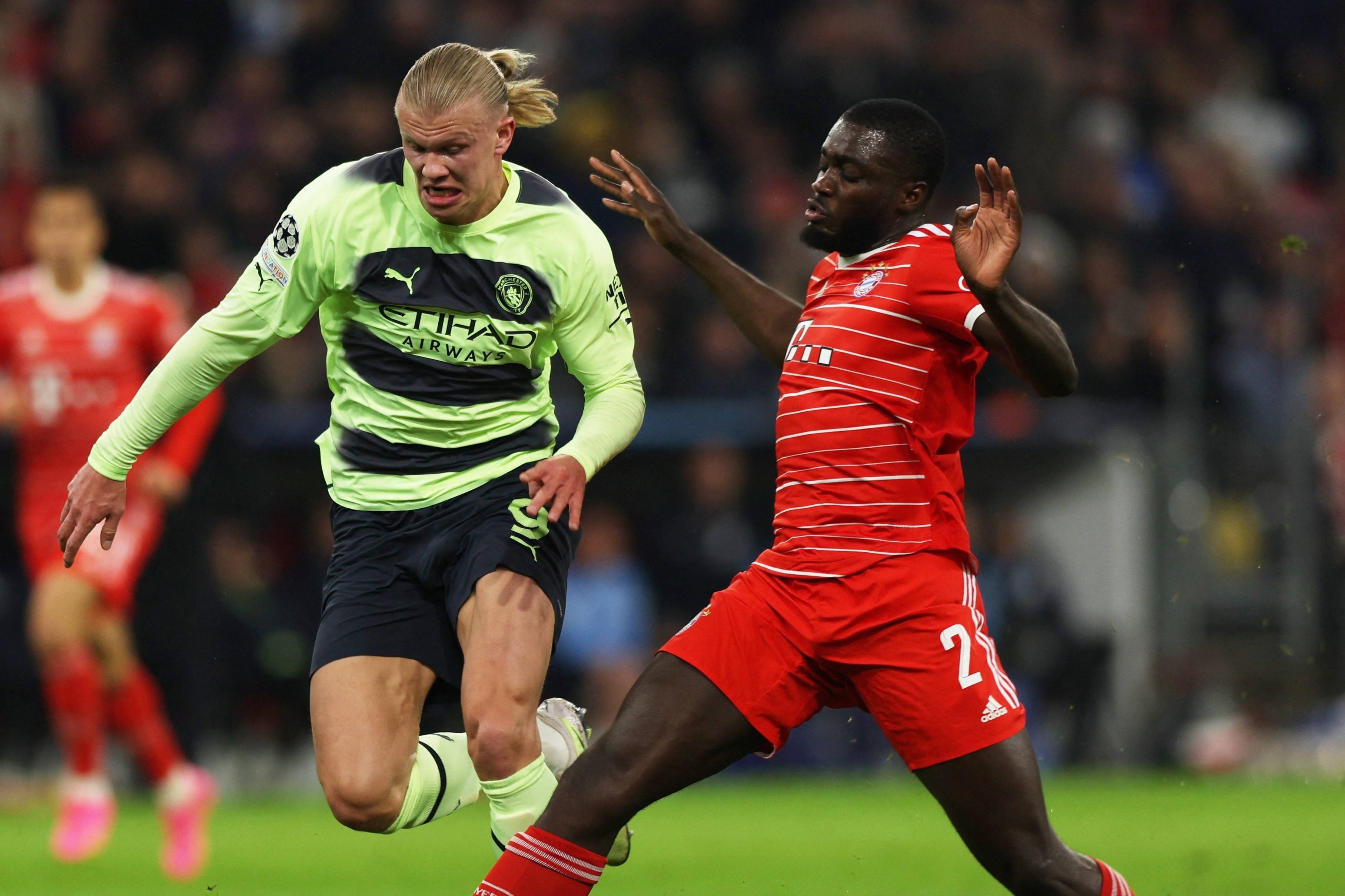 Binh luan vien vi Upamecano voi Maguire hinh anh