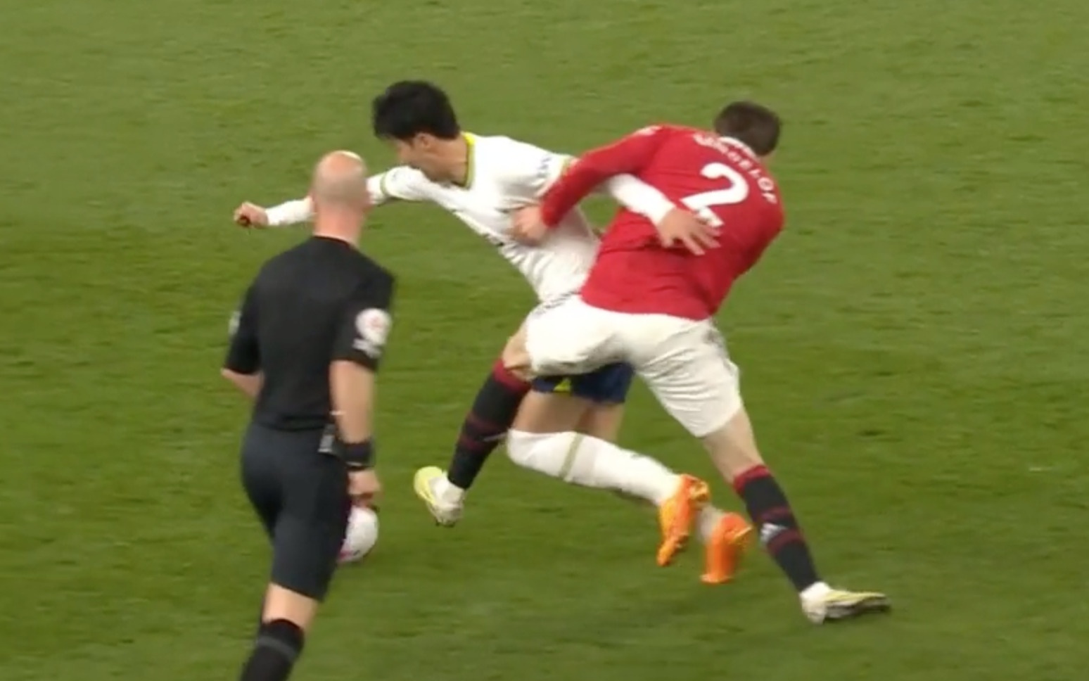 Pha tac bong gay tranh cai cua Lindelof voi Son Heung-min hinh anh