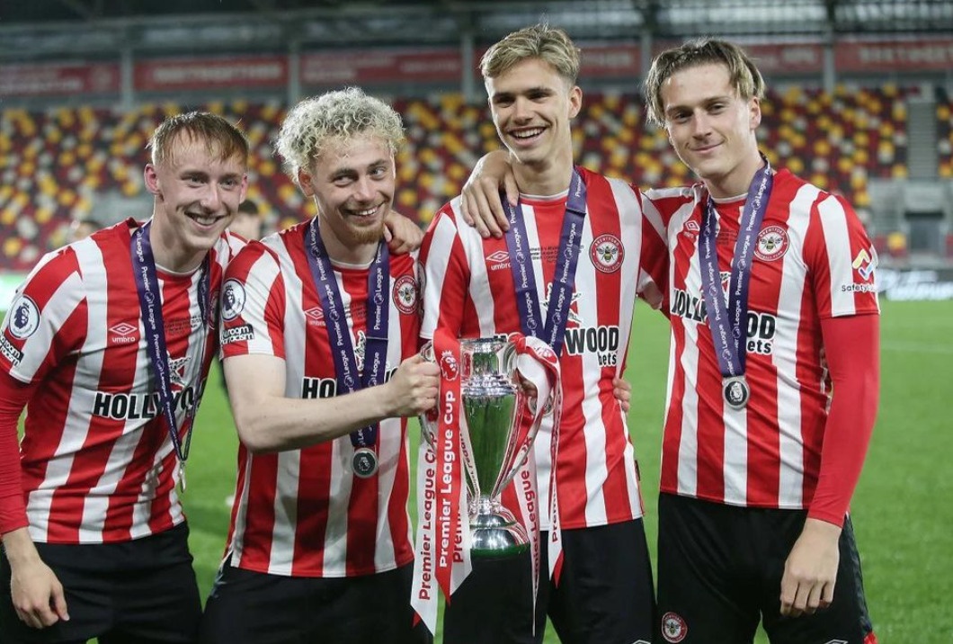 Con trai Beckham gianh danh hieu dau tien hinh anh