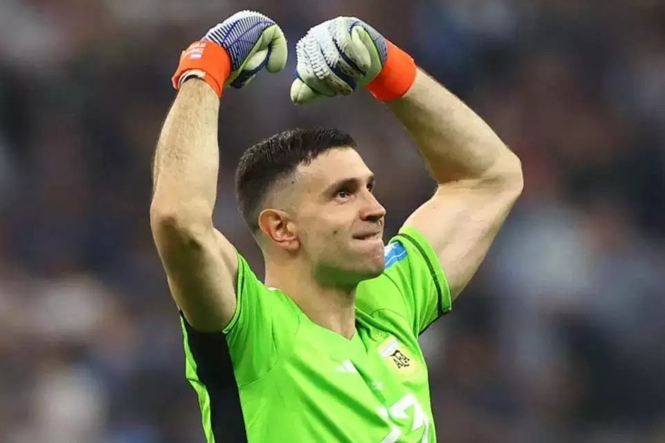 MU muon chieu mo Emiliano Martinez hinh anh