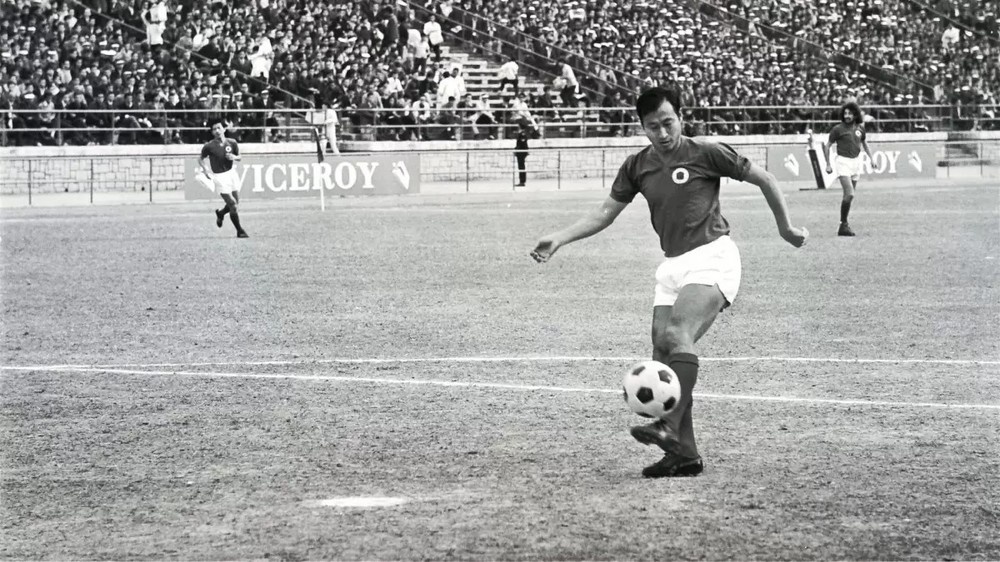 Vua bong da Hong Kong va huyen thoai ve cu sut 'than sau' hinh anh