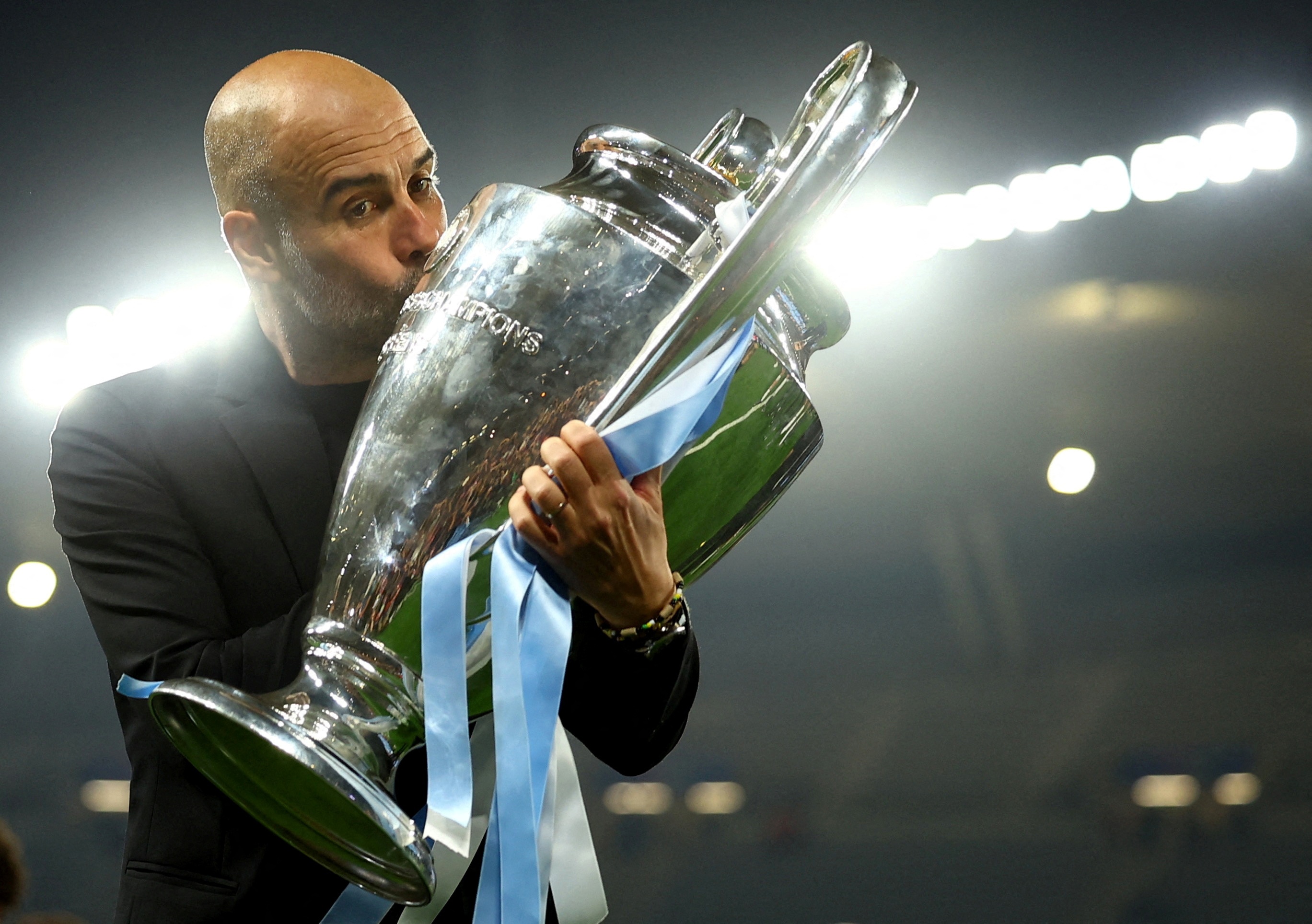 Pep truoc co hoi gianh cu an 6 cung Man City hinh anh