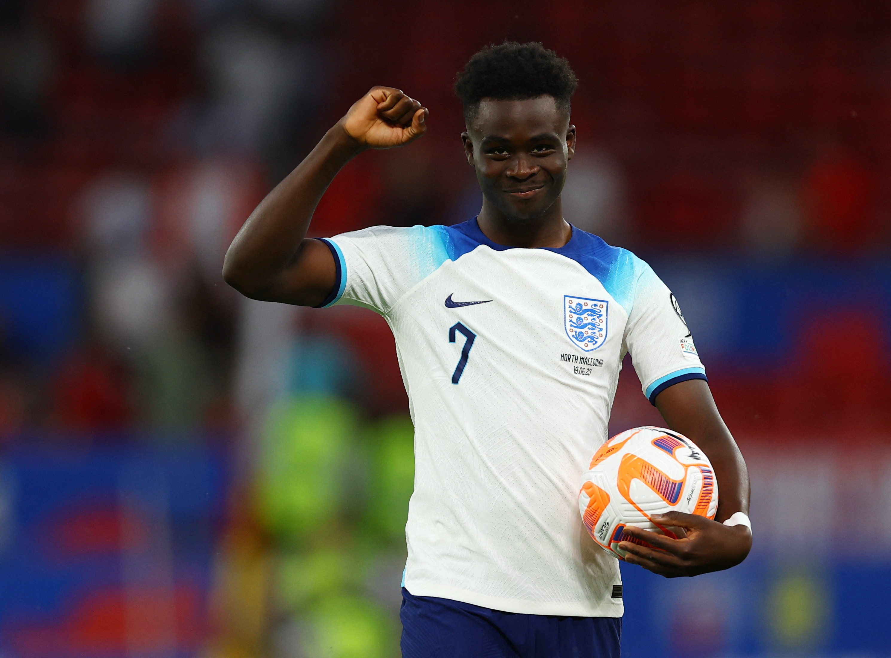 Phan ung cua Saka khi ghi hat-trick dau tien cho tuyen Anh hinh anh