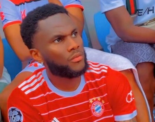 Sao Barca choc gian fan khi mac ao Bayern hinh anh