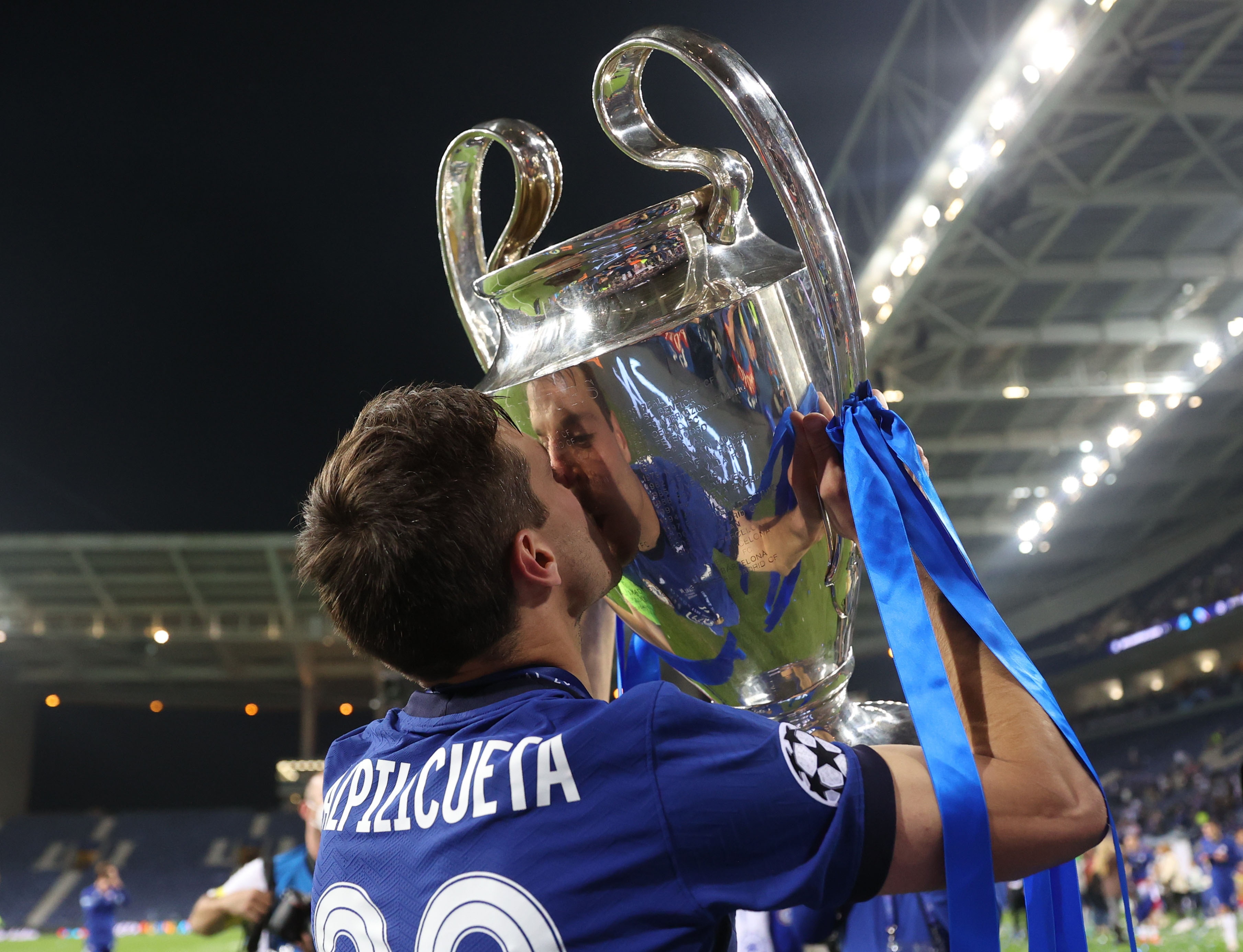 Mourinho da dung ve Azpilicueta hinh anh