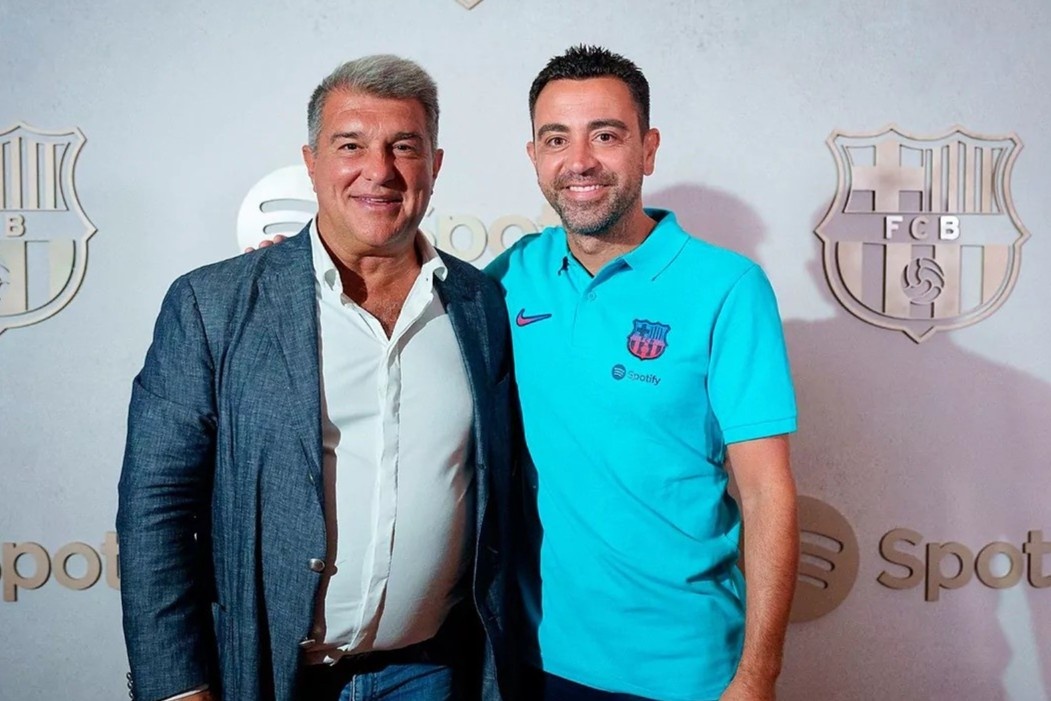 Xavi duoc cung chieu o Barca hinh anh