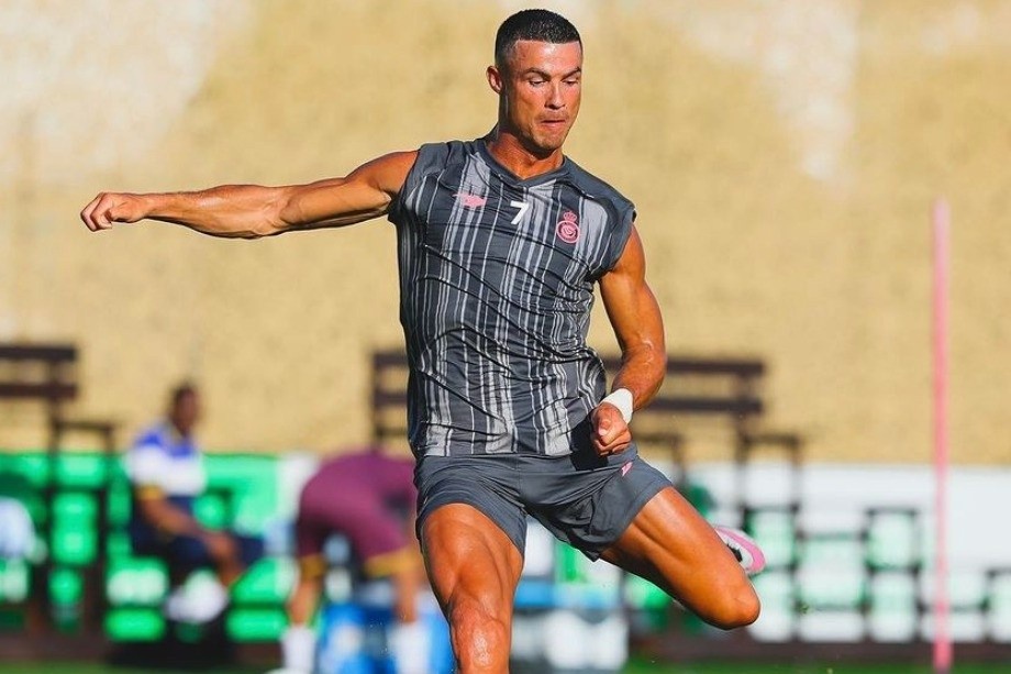 Ronaldo khoe co bap sau ky nghi he hinh anh