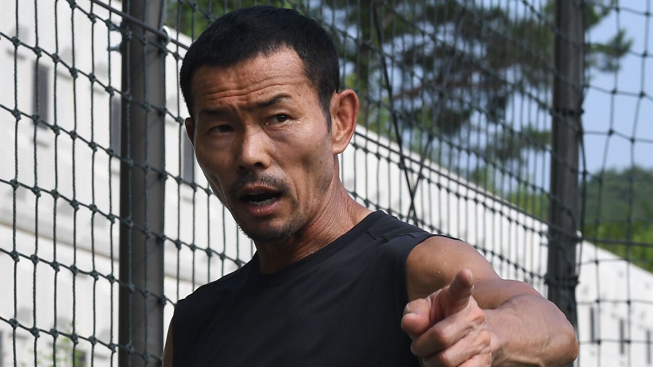 Bo Son Heung-min bi trung phat hinh anh