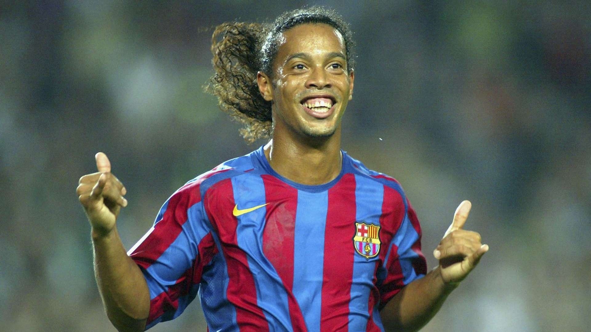 Ly do Manchester United mua hut Ronaldinho hinh anh