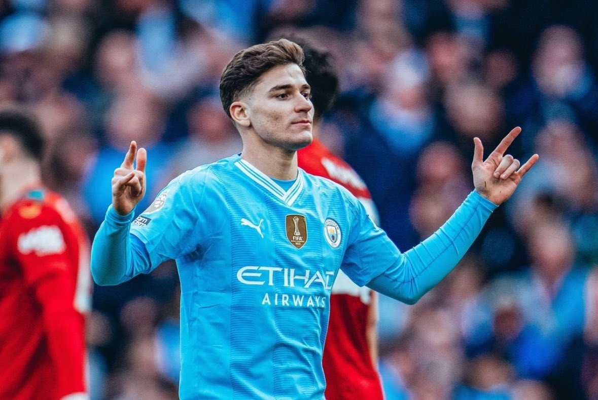 Man City dang nho Julian Alvarez hinh anh