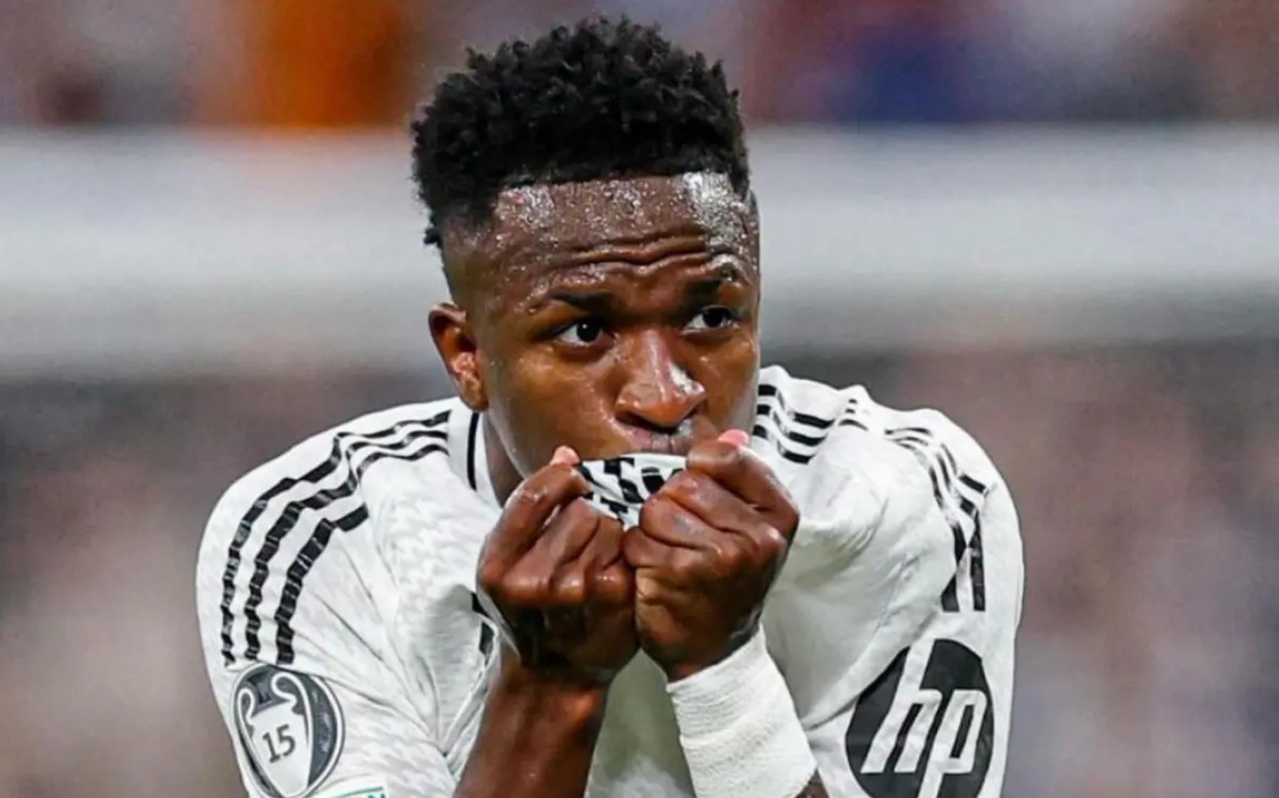 Phan ung cua Vinicius khi truot Qua bong vang hinh anh