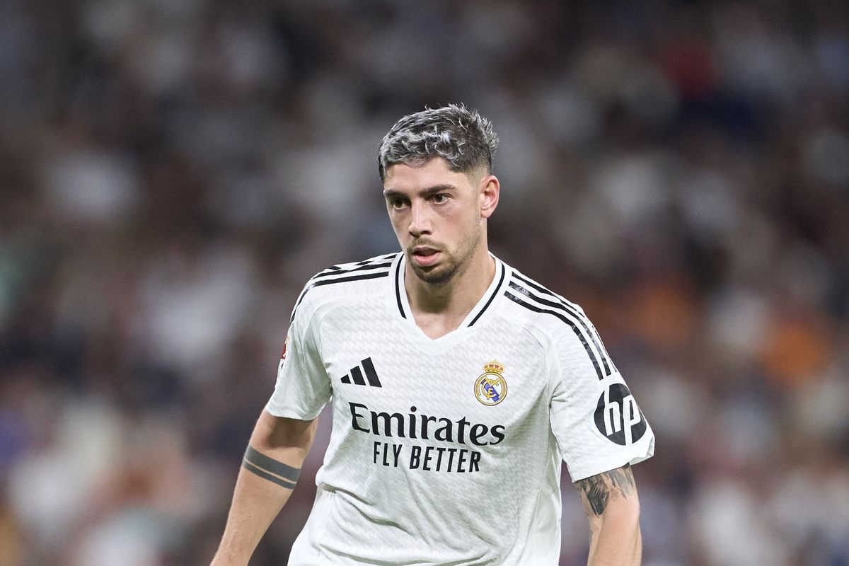 HLV Ancelotti dap tra khi bi vo Valverde chi trich hinh anh