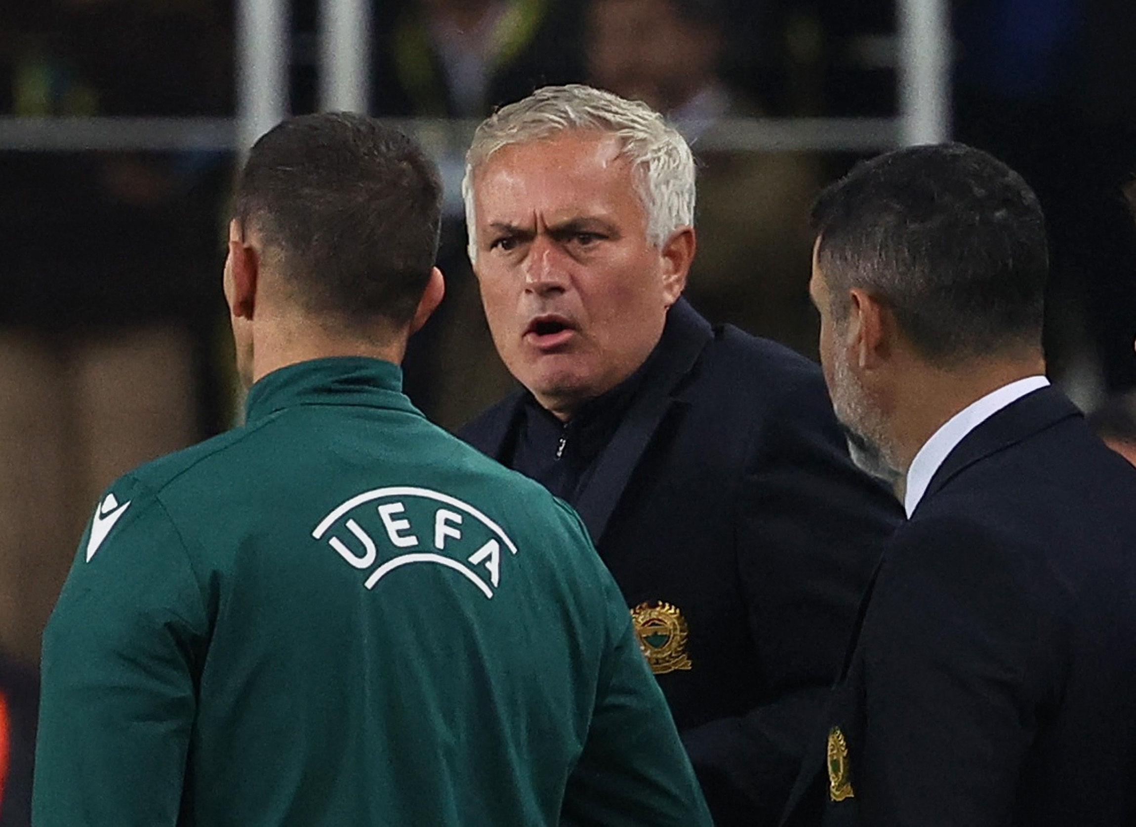 Mourinho bi trung phat hinh anh