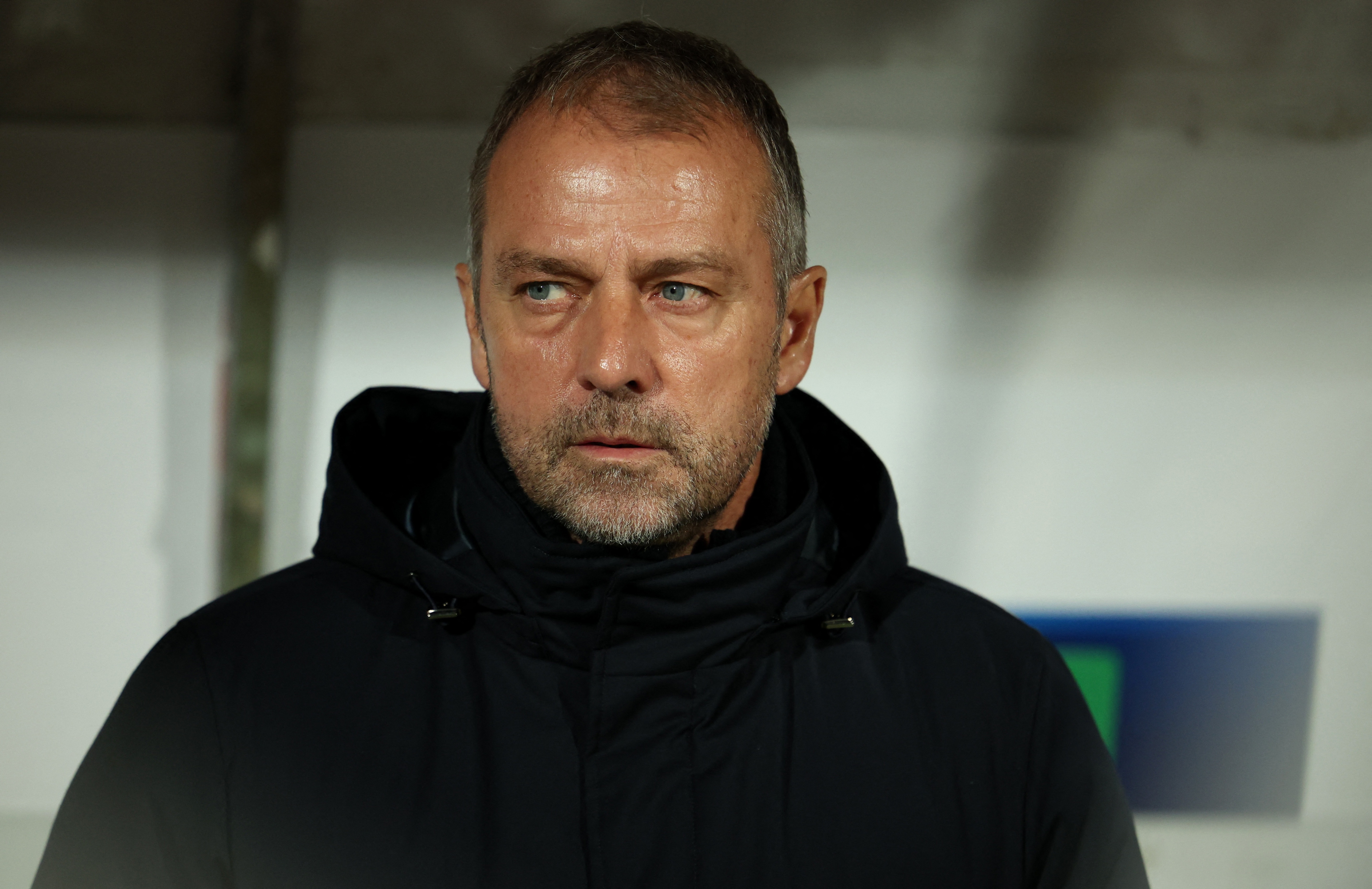 HLV Barcelona mang cau thu hinh anh