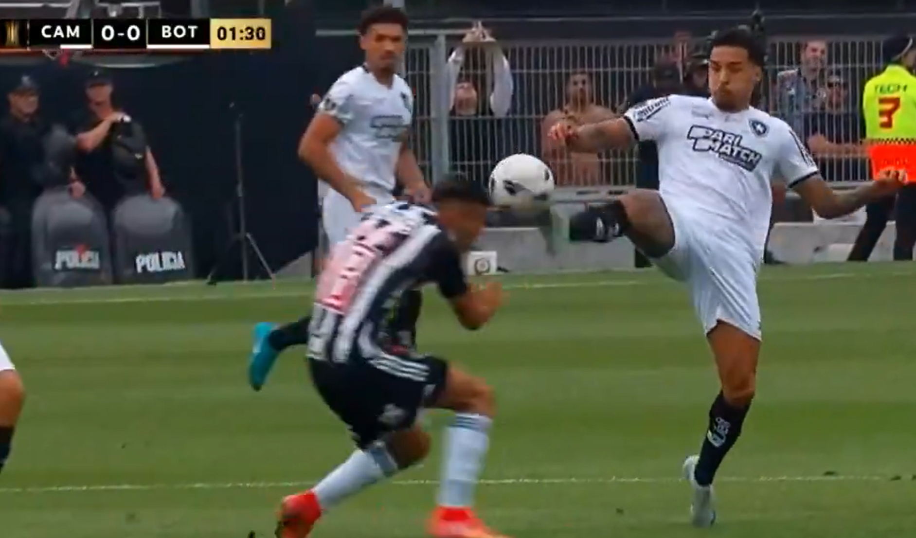 Pha bong ron nguoi o chung ket Copa Libertadores hinh anh