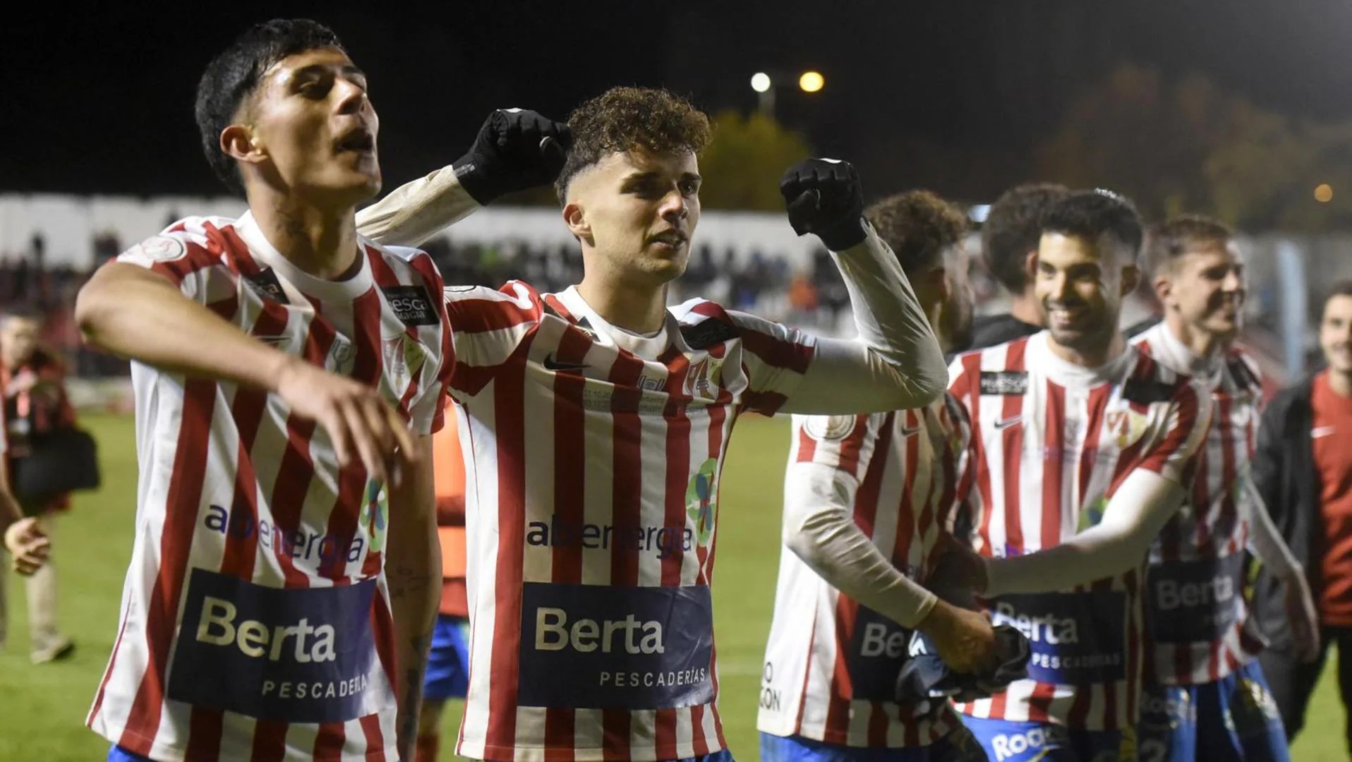 Tran dau gay chan dong tai Cup nha vua hinh anh