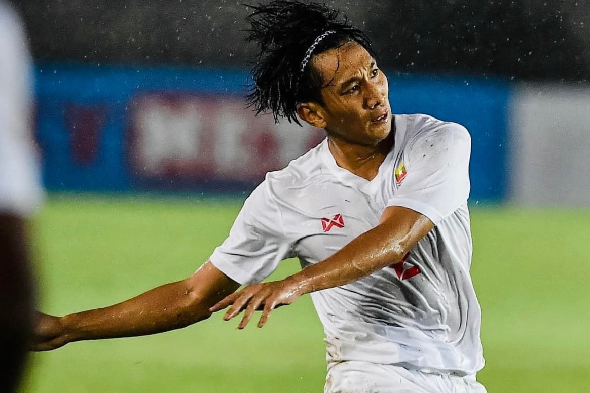 Pha bong xau xi cua cau thu Myanmar hinh anh