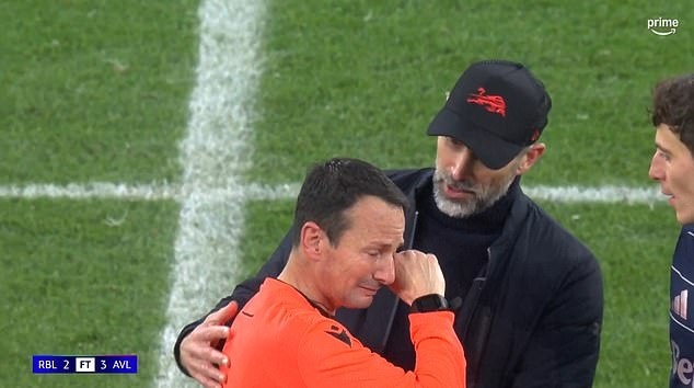 Trong tai bat khoc o Champions League hinh anh