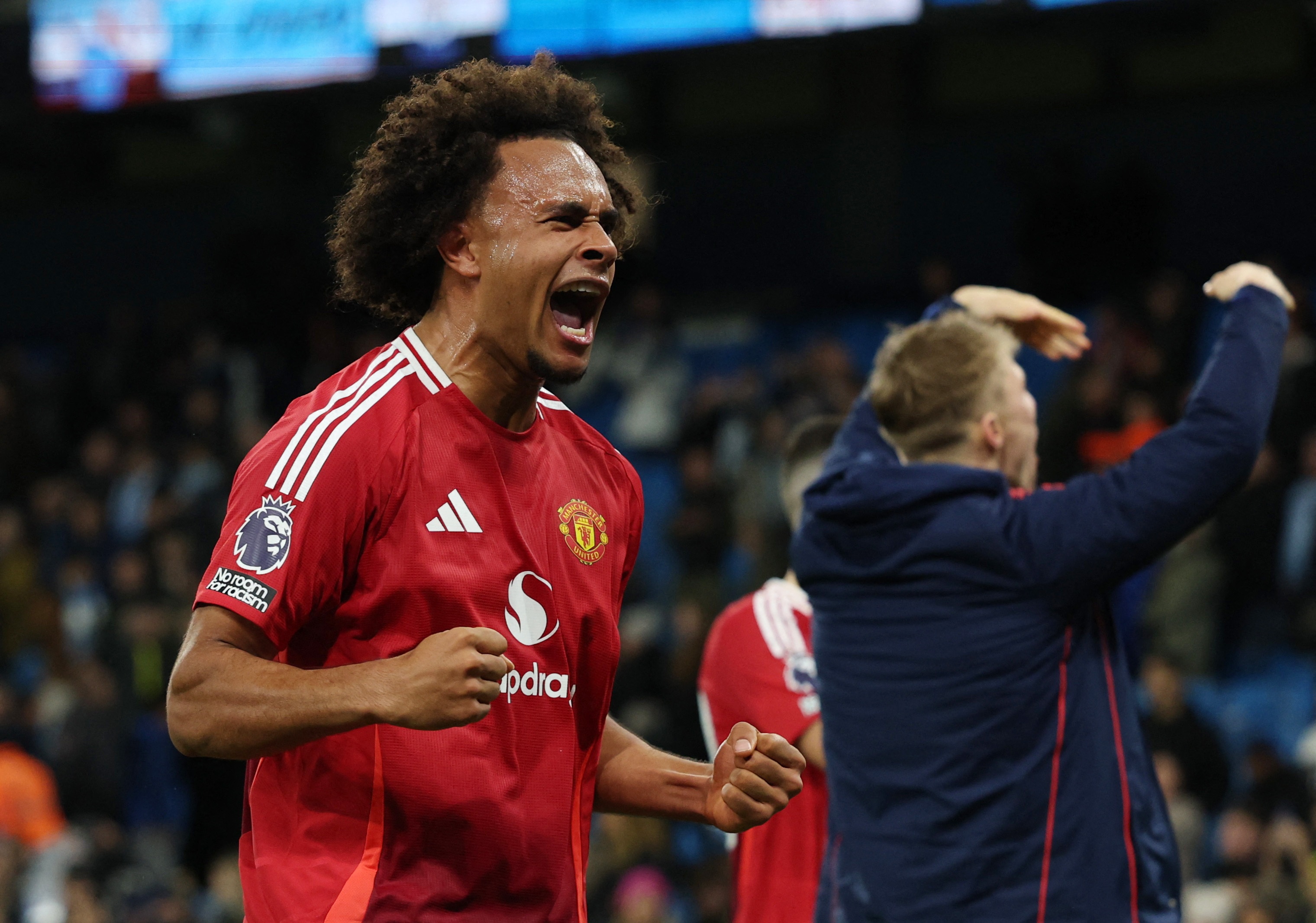 Zirkzee khien fan Man City noi nong hinh anh