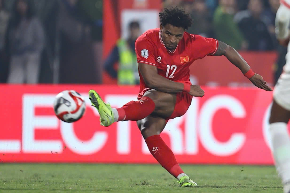 Xuan Son dang xem nhat ban ket ASEAN Cup hinh anh