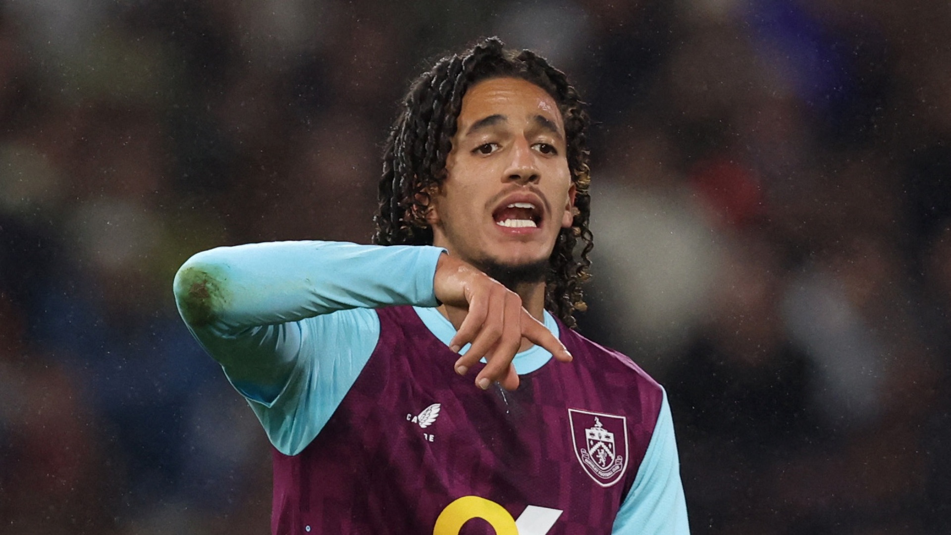 Cuu cau thu MU dap vao bung doi thu hinh anh