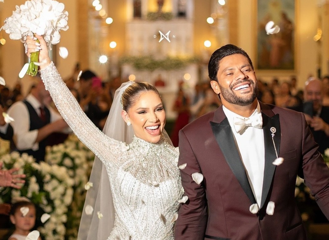 Hulk to chuc dam cuoi voi chau gai cua vo cu hinh anh