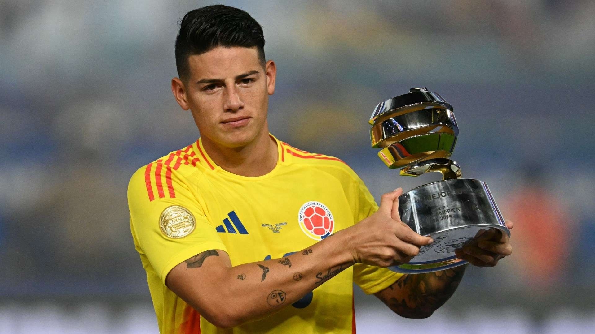 James Rodriguez co ben do moi hinh anh