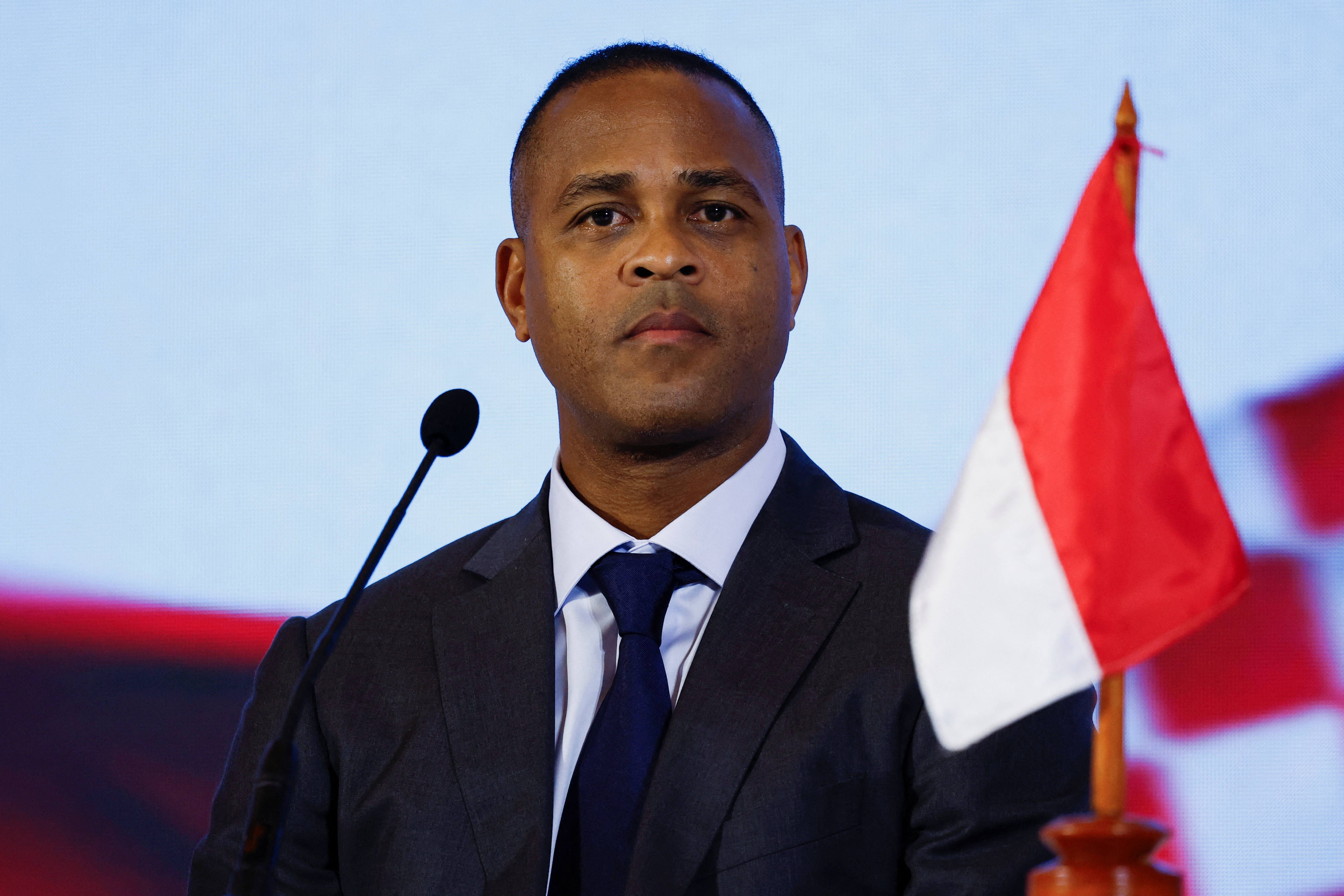 Luong cua HLV Kluivert kem Shin Tae-yong hinh anh