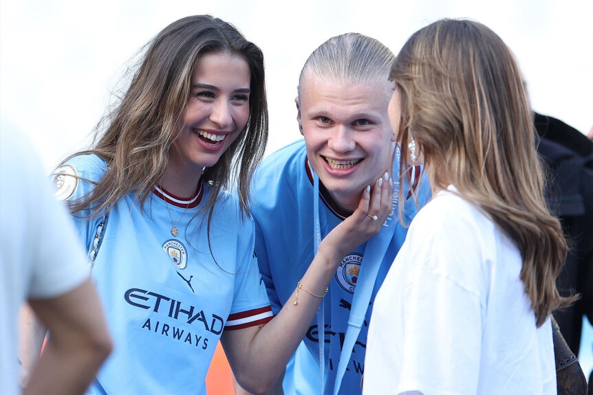 Haaland va ban gai de thanh cap doi quyen luc moi hinh anh