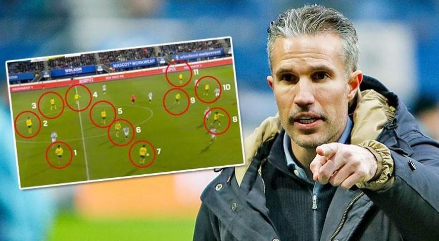 Doi cua HLV Van Persie dinh su co kho tin hinh anh